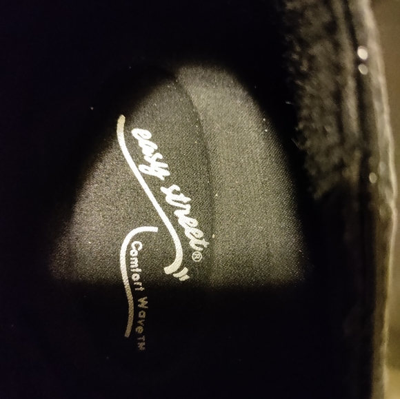 Pre-Loved pair of Black Loafers - Picture 3 of 5